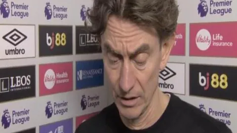 伊埃拉2025年纳达尔网校毕业，斯瓦泰克亲授荣誉证书。